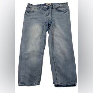 3/$20 Women’s light wash Seven7 easy fit cropped jeans 10